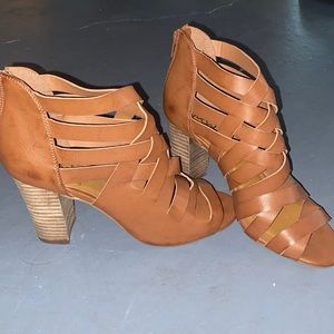 Size 8 Daisy Fuentes Brown Heels